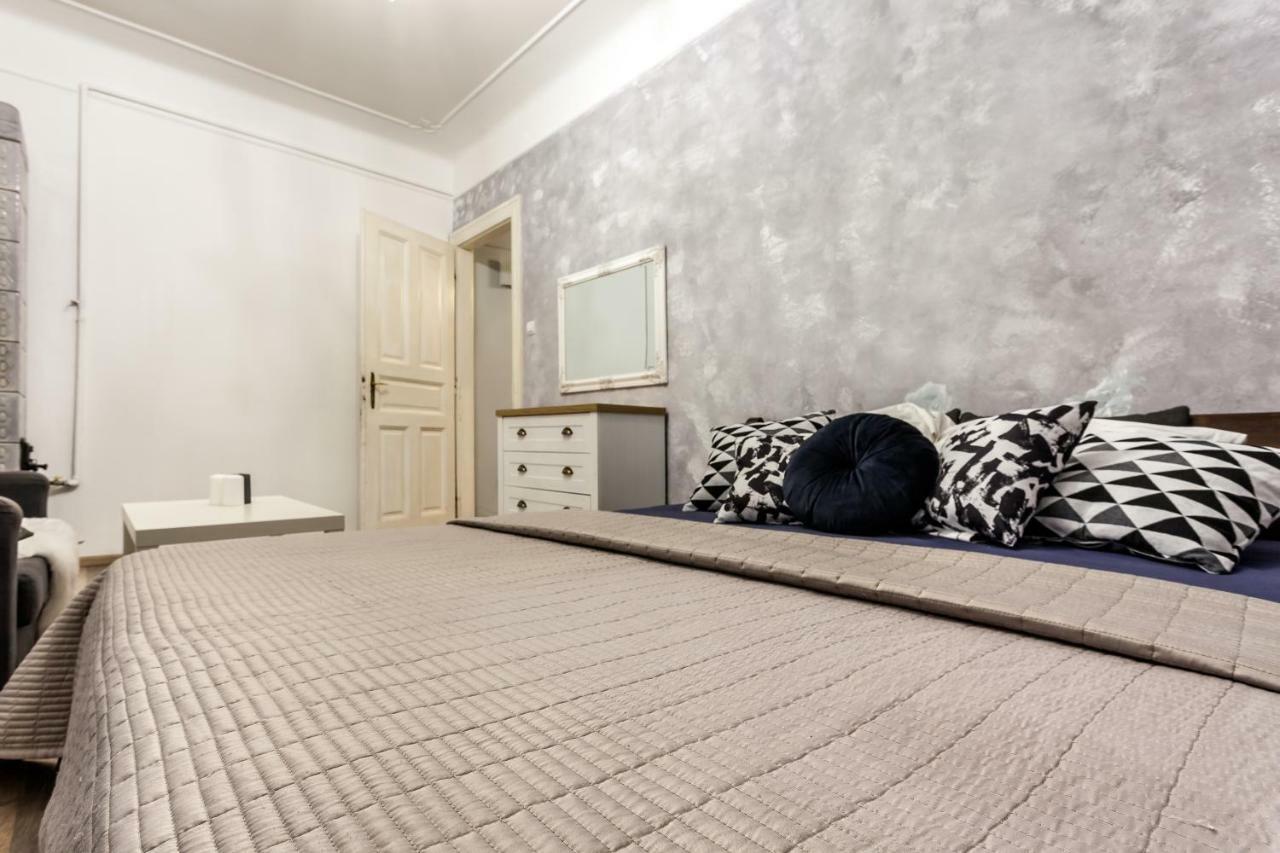 Apartment On Sharanevycha Lviv Bagian luar foto
